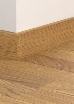 Sockelpanel för laminatgolv - Elegant Oak