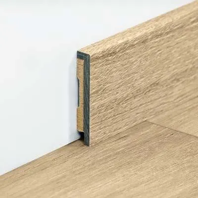 Vattentäta vinylfotlister för Modern Plank 2000 x 9 x 55 mm.
