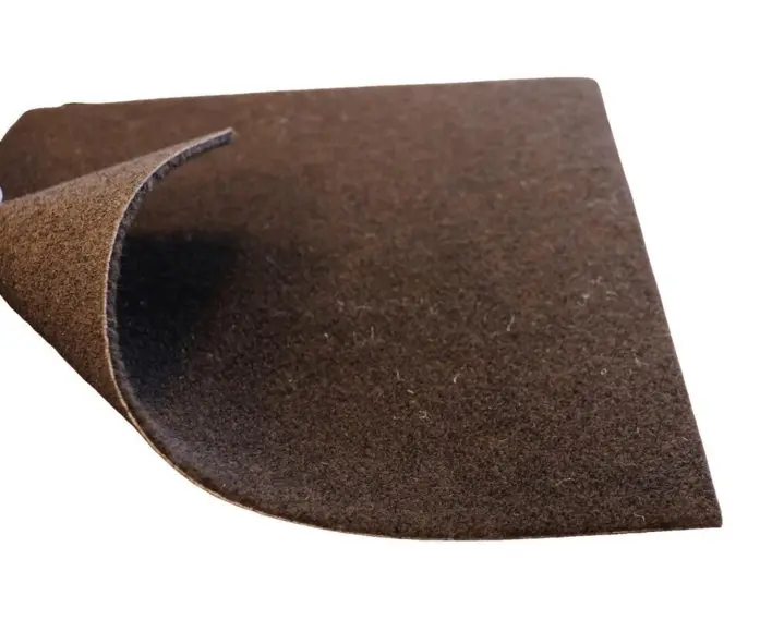 Mörkröd löpare i nålfilt