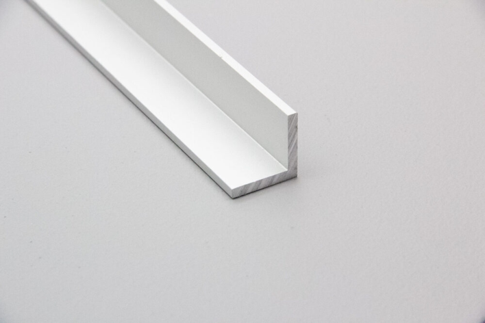 Vinkelprofil, 20x20 mm. utan hål