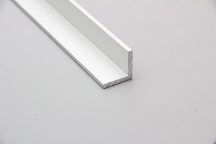 Vinkelprofil, 20x20 mm. utan hål
