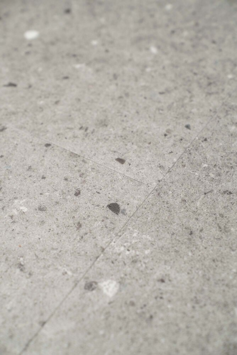 Impressive platta, Stone Grey