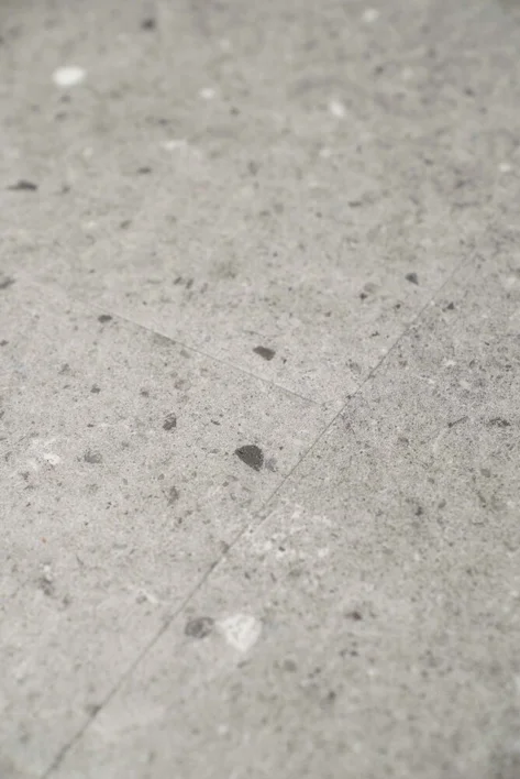 Impressive platta, Stone Grey